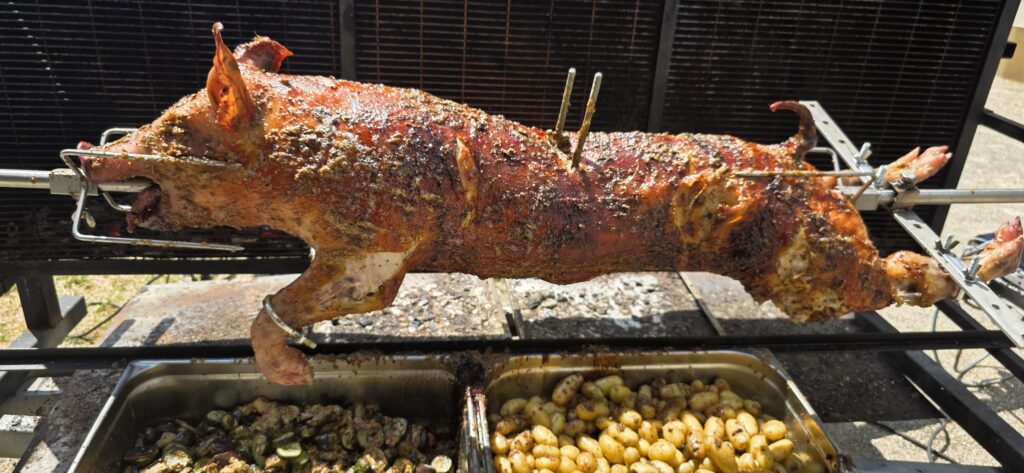 Cuisson traditionnelle d’un cochon à la broche