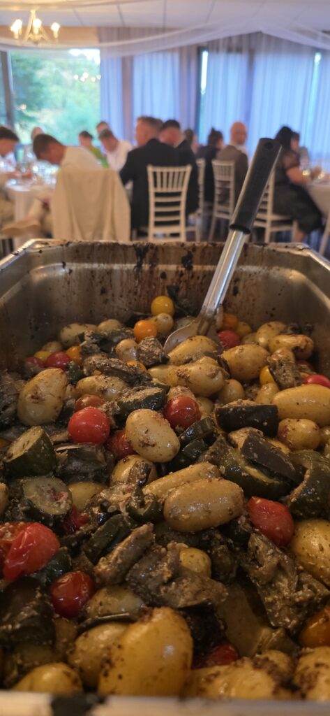Légumes d'accompagnement du cochon à la broche après cuisson