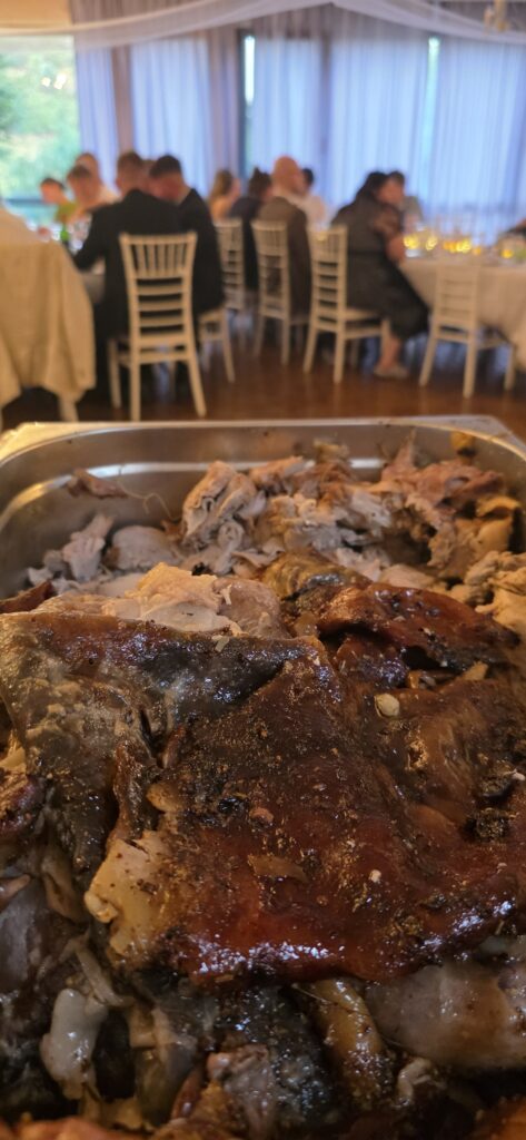 Découpe du cochon à la broche après cuisson